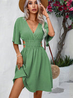 Abiti con cut out sulla vita manica a farfalla