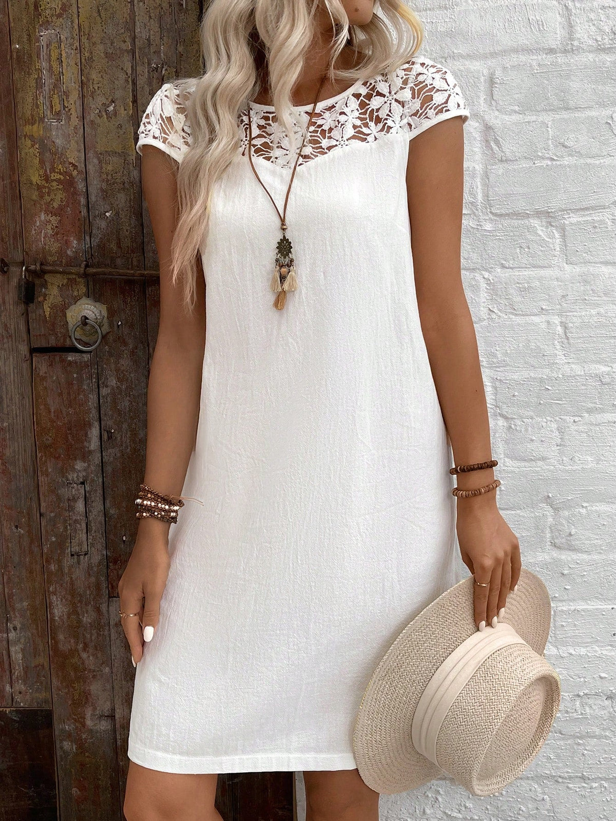 Abito casual estivo in cotone con patchwork in pizzo, colore solido bianco, vestito aderente per donne