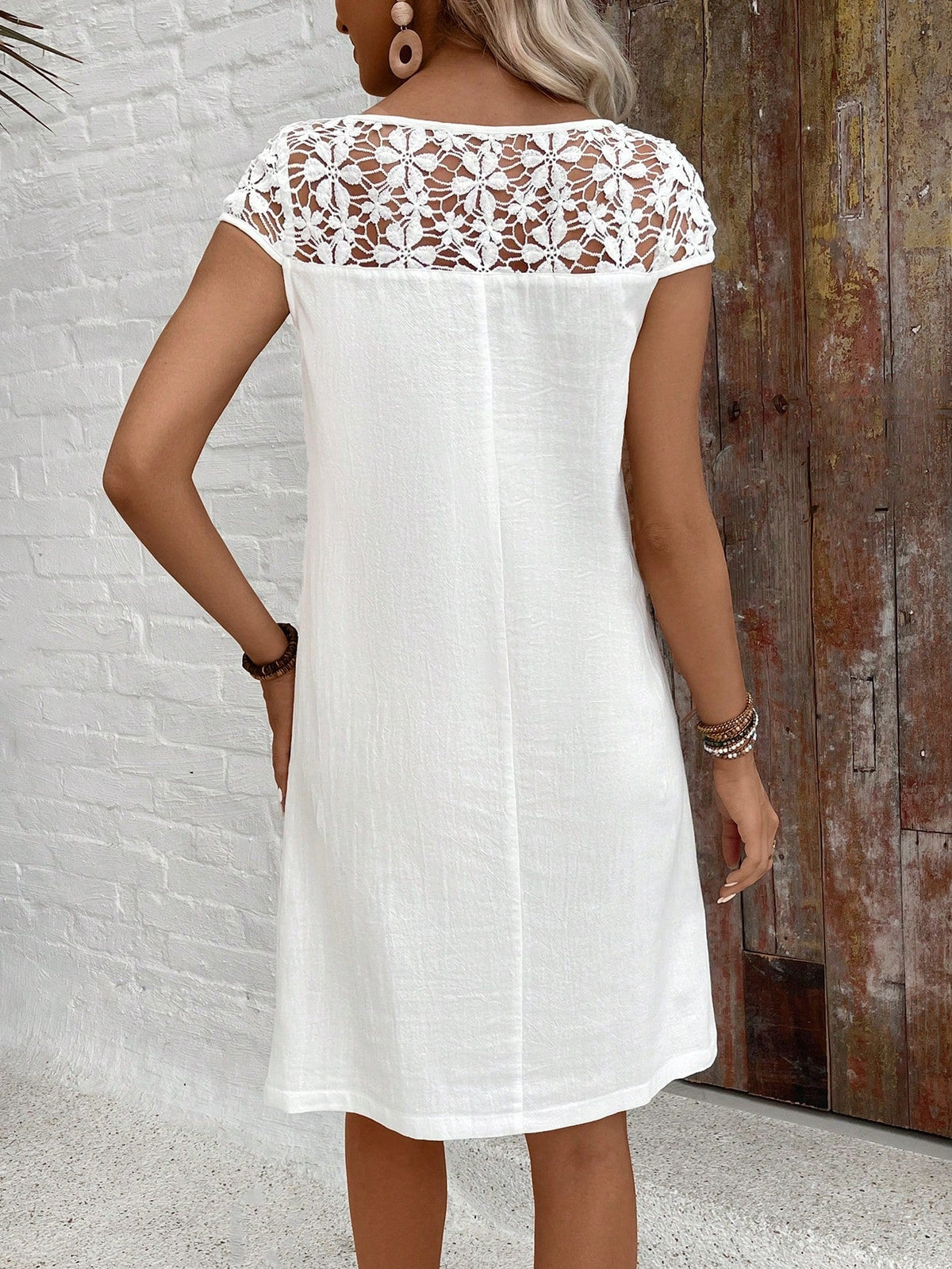 Abito casual estivo in cotone con patchwork in pizzo, colore solido bianco, vestito aderente per donne