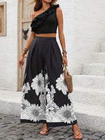 Top canotta asimmetrica con volant e spallina singola e pantaloni a gamba larga con stampa hawaiana