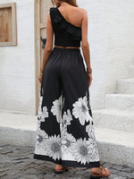 Top canotta asimmetrica con volant e spallina singola e pantaloni a gamba larga con stampa hawaiana