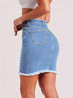 Gonna aderente sexy in denim con bordo sfilacciato e avvolgente sui fianchi