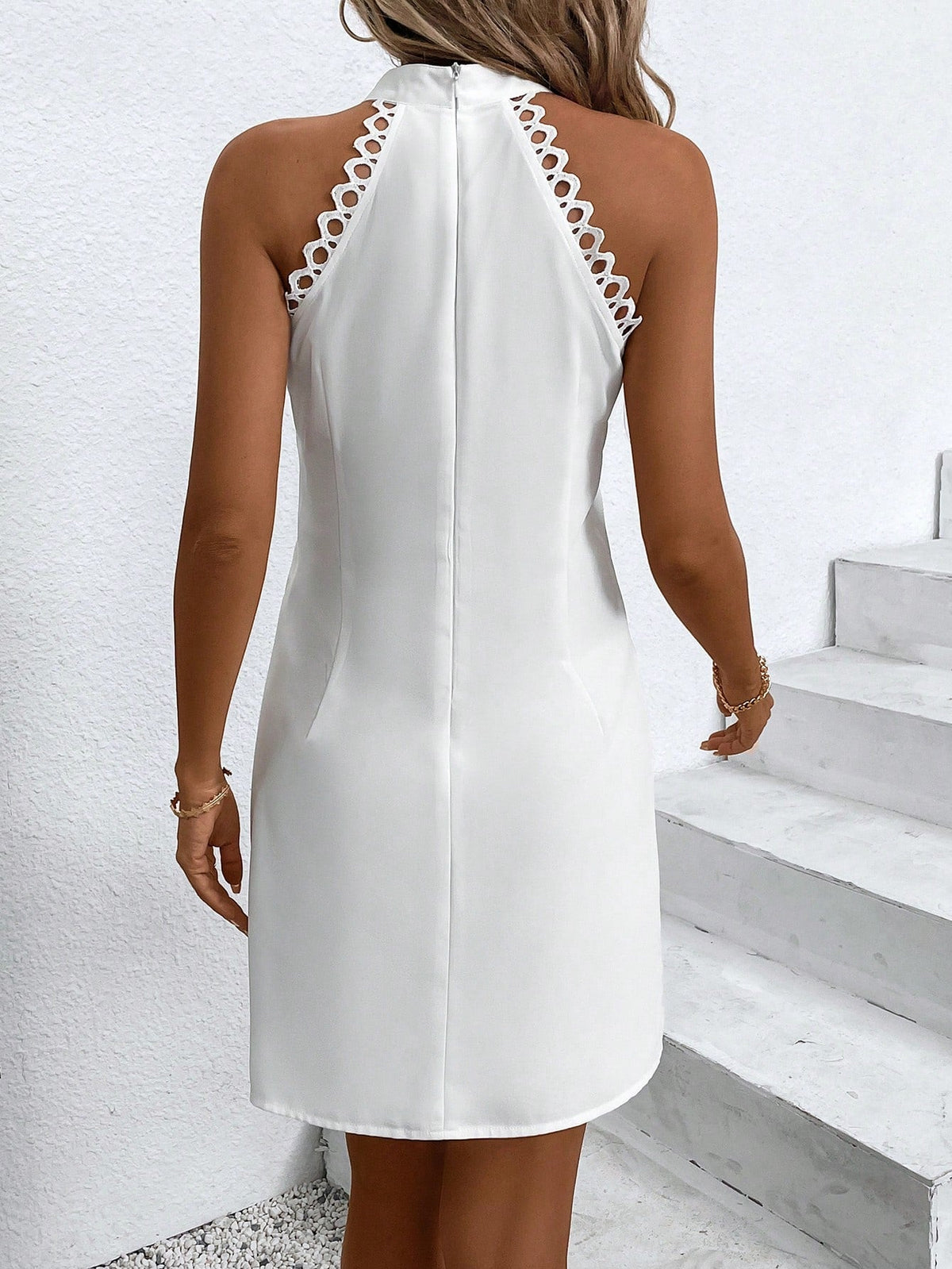 Vestito semplice e quotidiano a righe per le donne con spalle scoperte