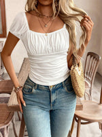 Maglietta aderente a maniche corte plissettata, scollatura quadrata profonda con maniche svasate in tessuto a maglia con pizzo floreale trasparente, top sexy per donne, adatto per feste estive, t-shirt estive