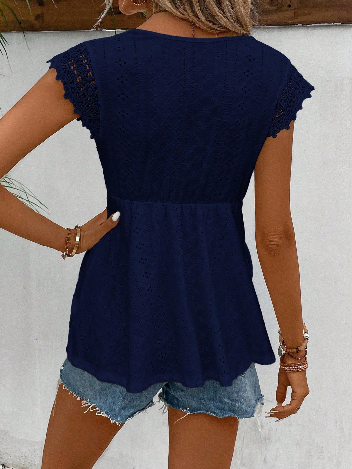 Donna maglietta a maniche corte con scollo a V in colore tinta unita, perfetta per outfit vacanzieri in primavera ed estate