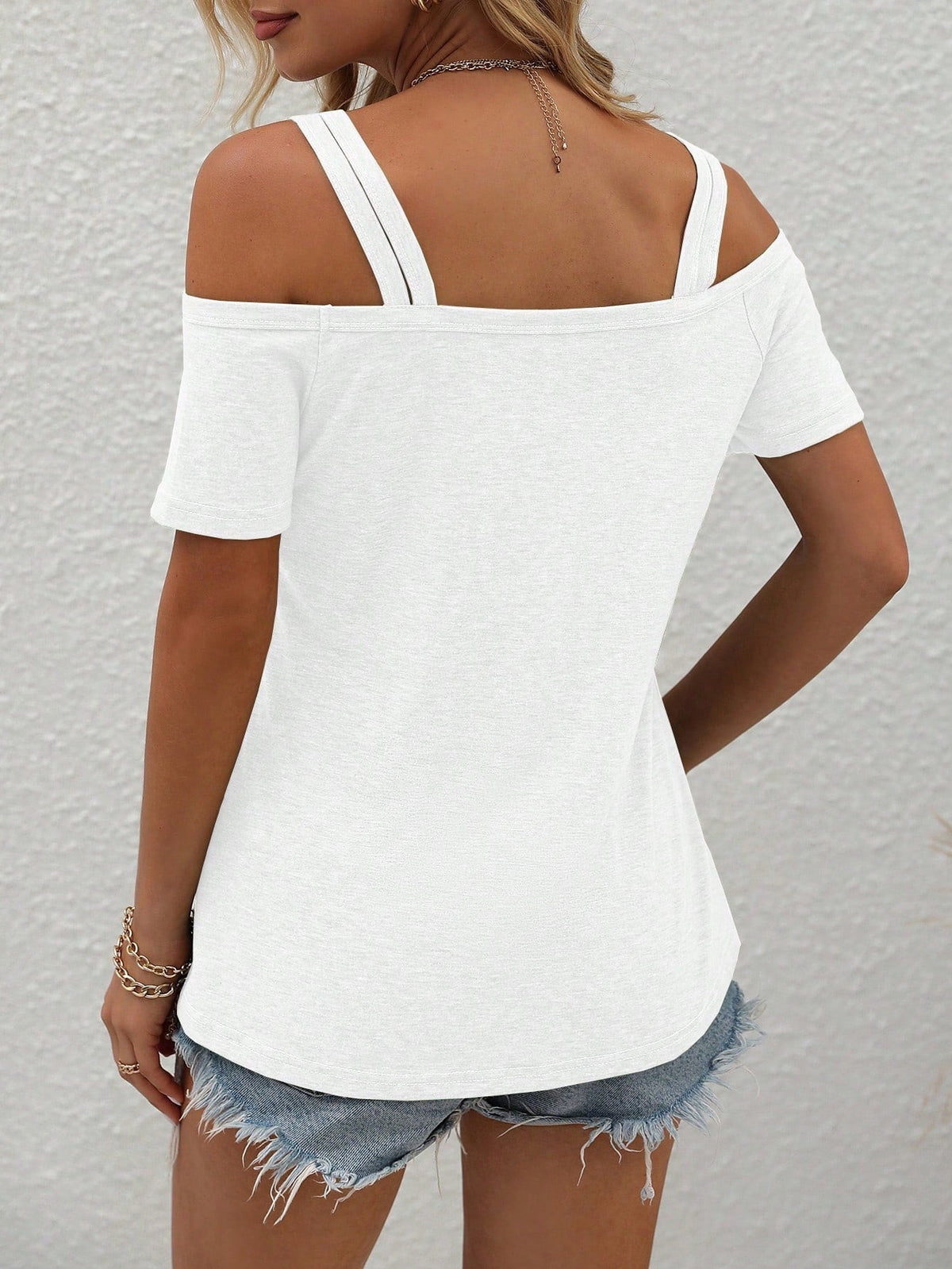 Maglietta casual estiva con spalle scoperte, maniche corte e colore solido per donne