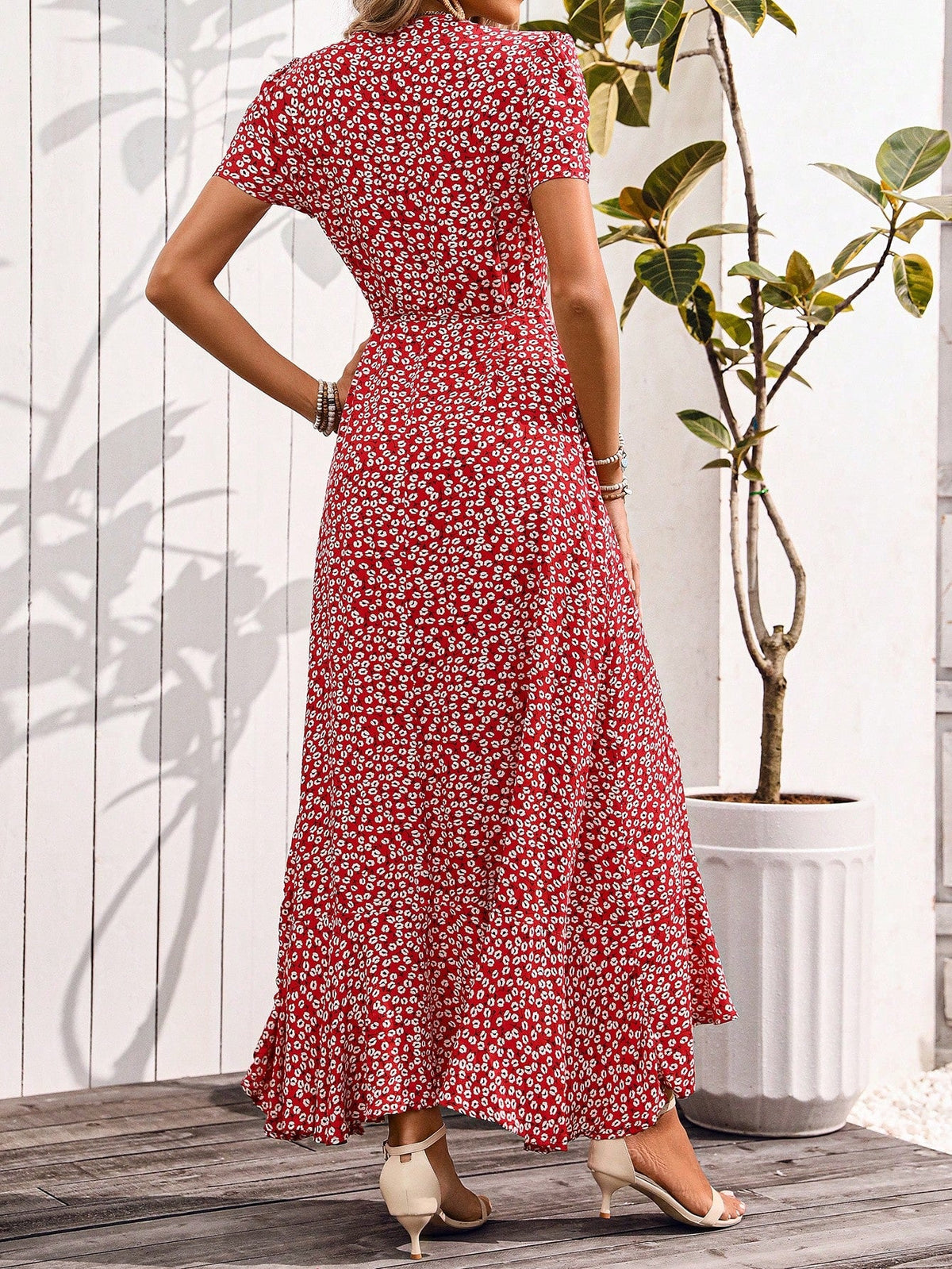 Abito incrociato con nodo con margherita