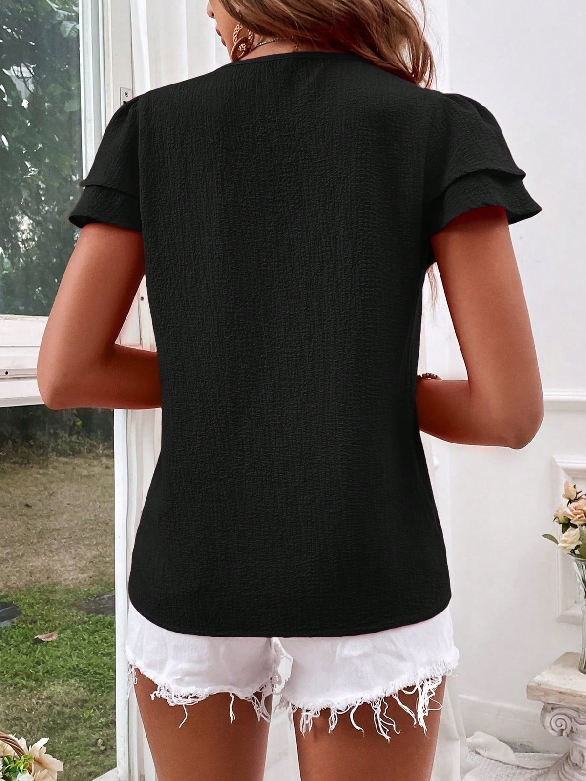 Camicia estiva da donna a maniche corte con bottoni frontali e scollo a V