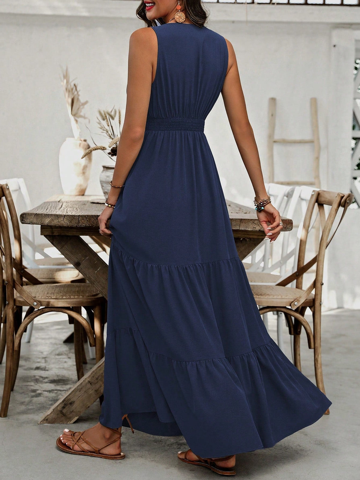 Abito estivo casual con scollo a V, orlo con volant e vita stretta