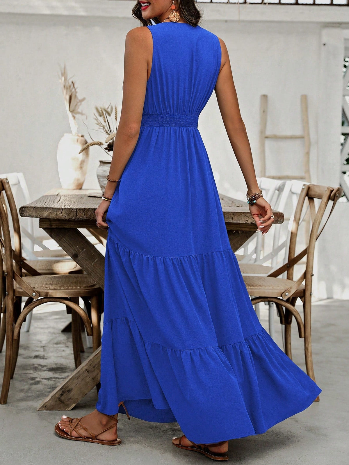 Abito estivo casual con scollo a V, orlo con volant e vita stretta