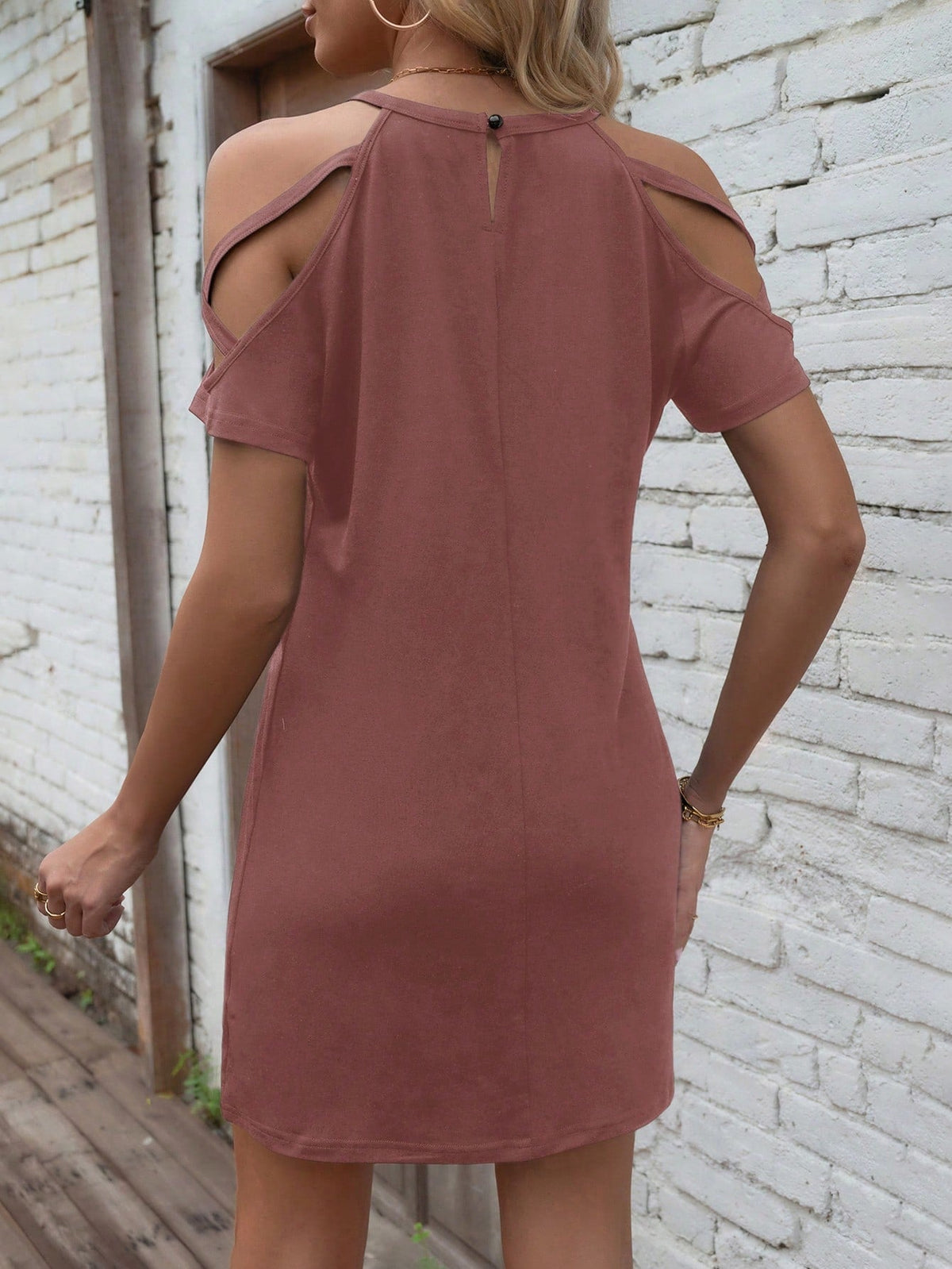 Abito a maglietta con spalle scoperte incrociato