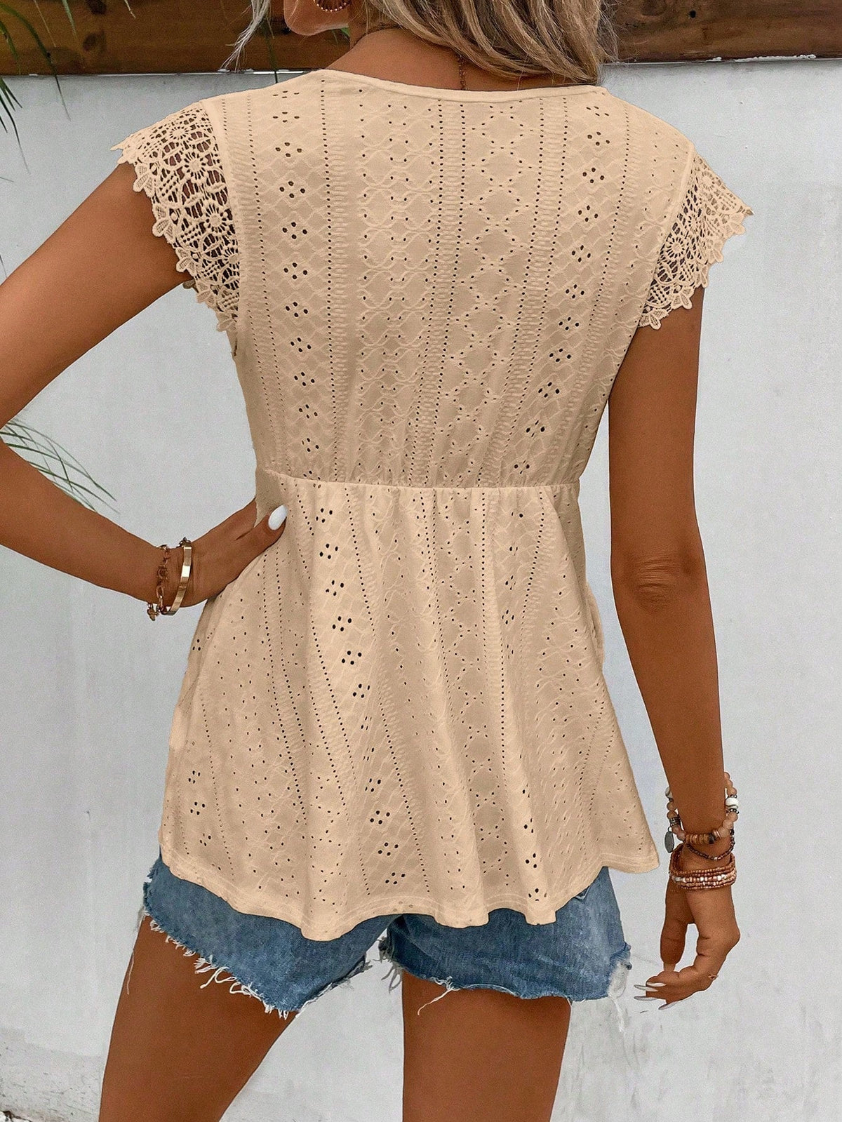 Donna maglietta a maniche corte con scollo a V in colore tinta unita, perfetta per outfit vacanzieri in primavera ed estate