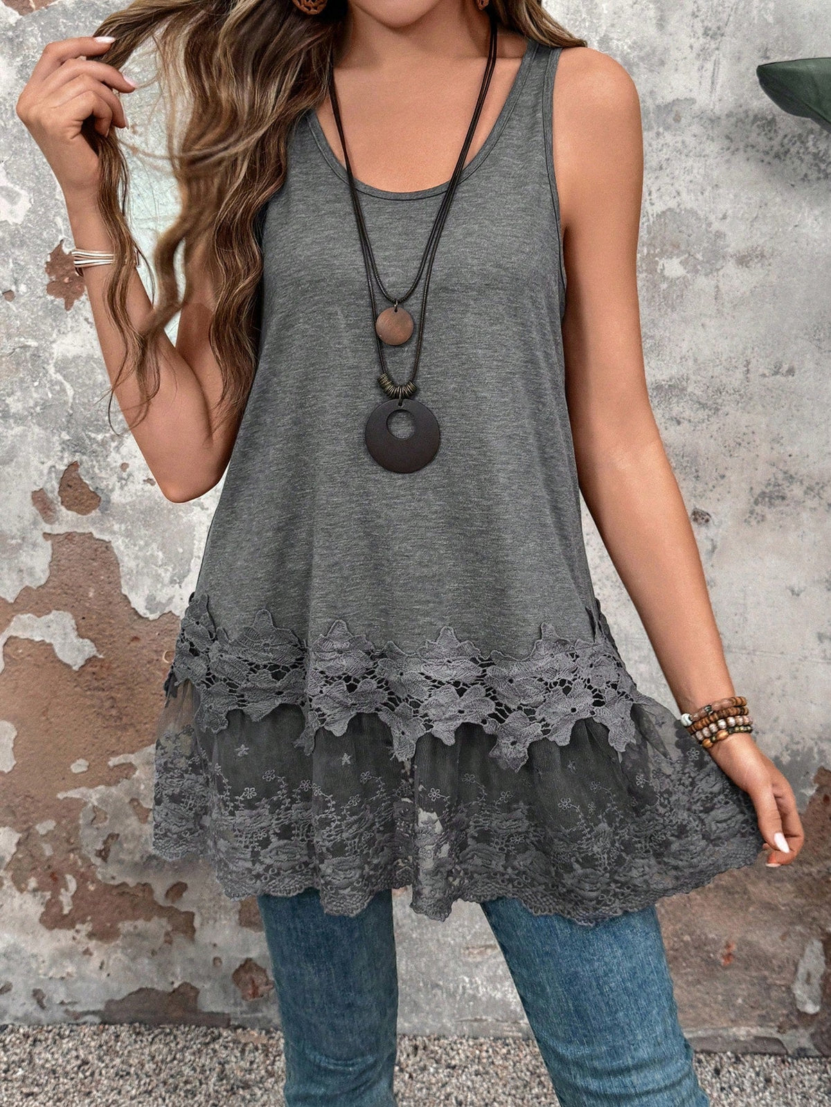 Maglietta lunga a canotta in pizzo a contrasto