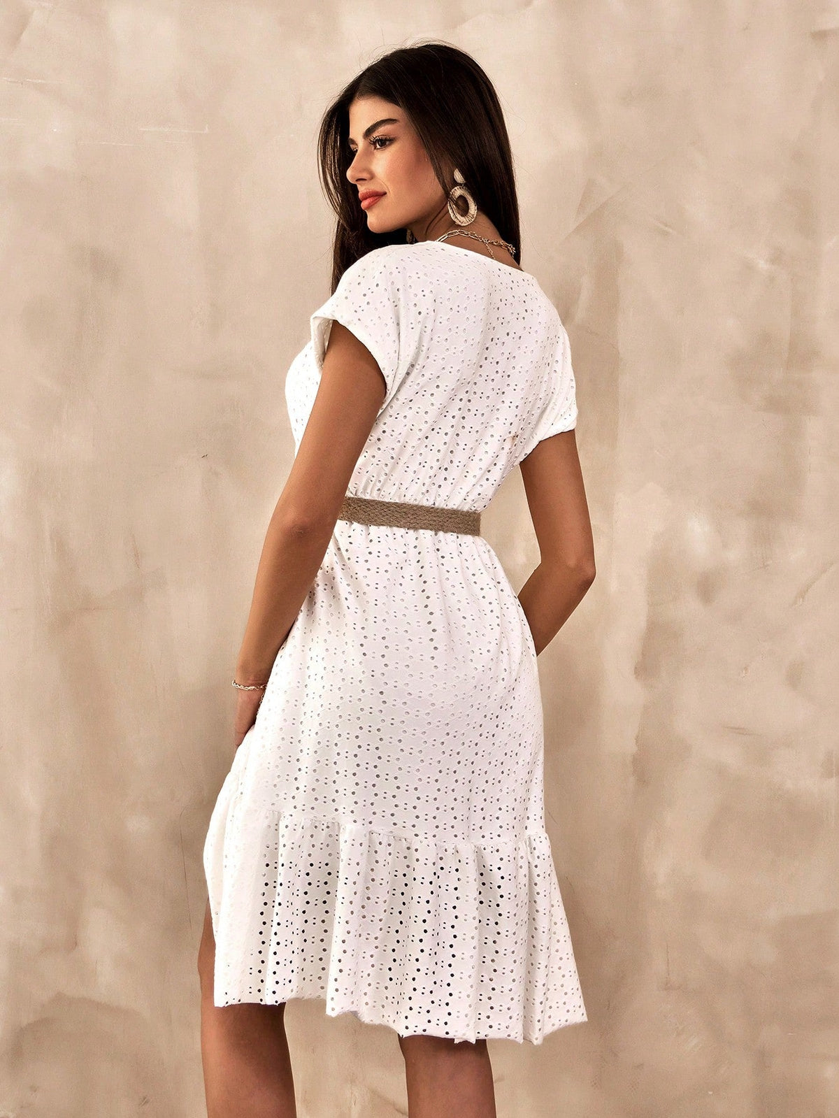 Vestito da donna con cintura e ricami a collo a V