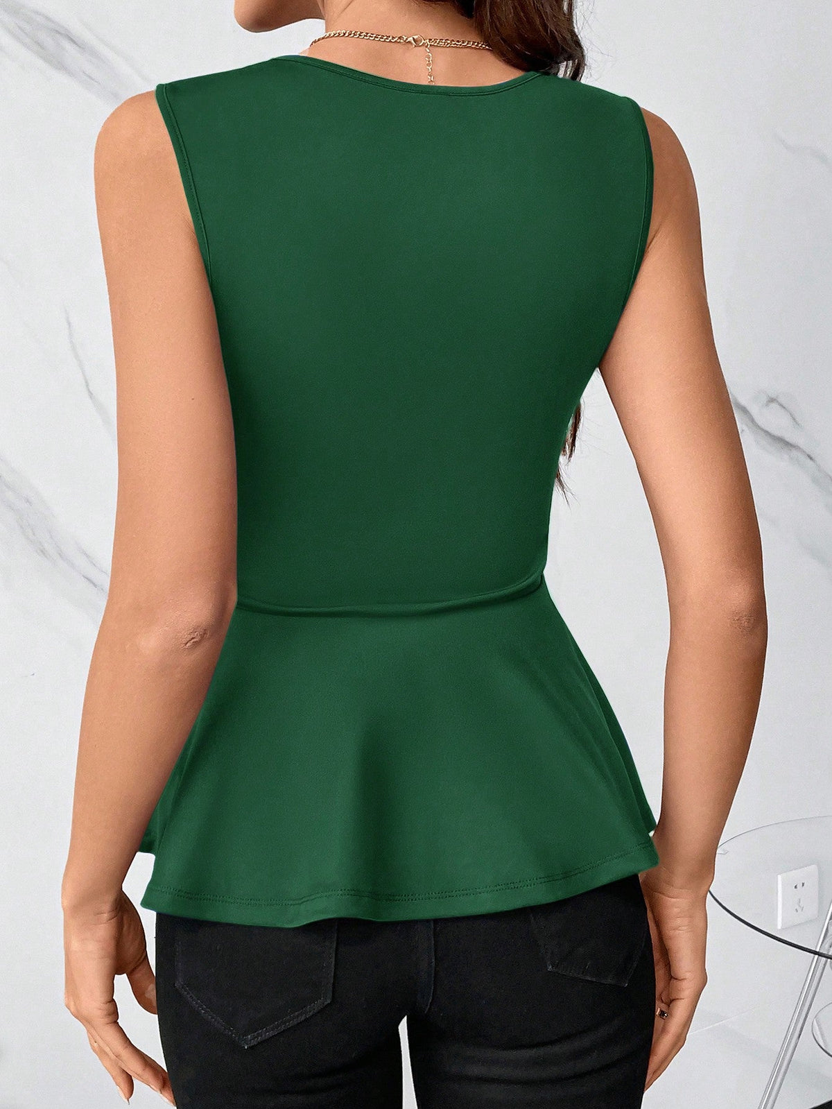 Canotta senza maniche con volant per le donne