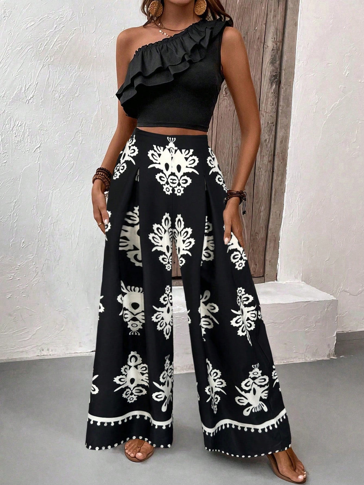 Top canotta asimmetrica con volant e spallina singola e pantaloni a gamba larga con stampa hawaiana