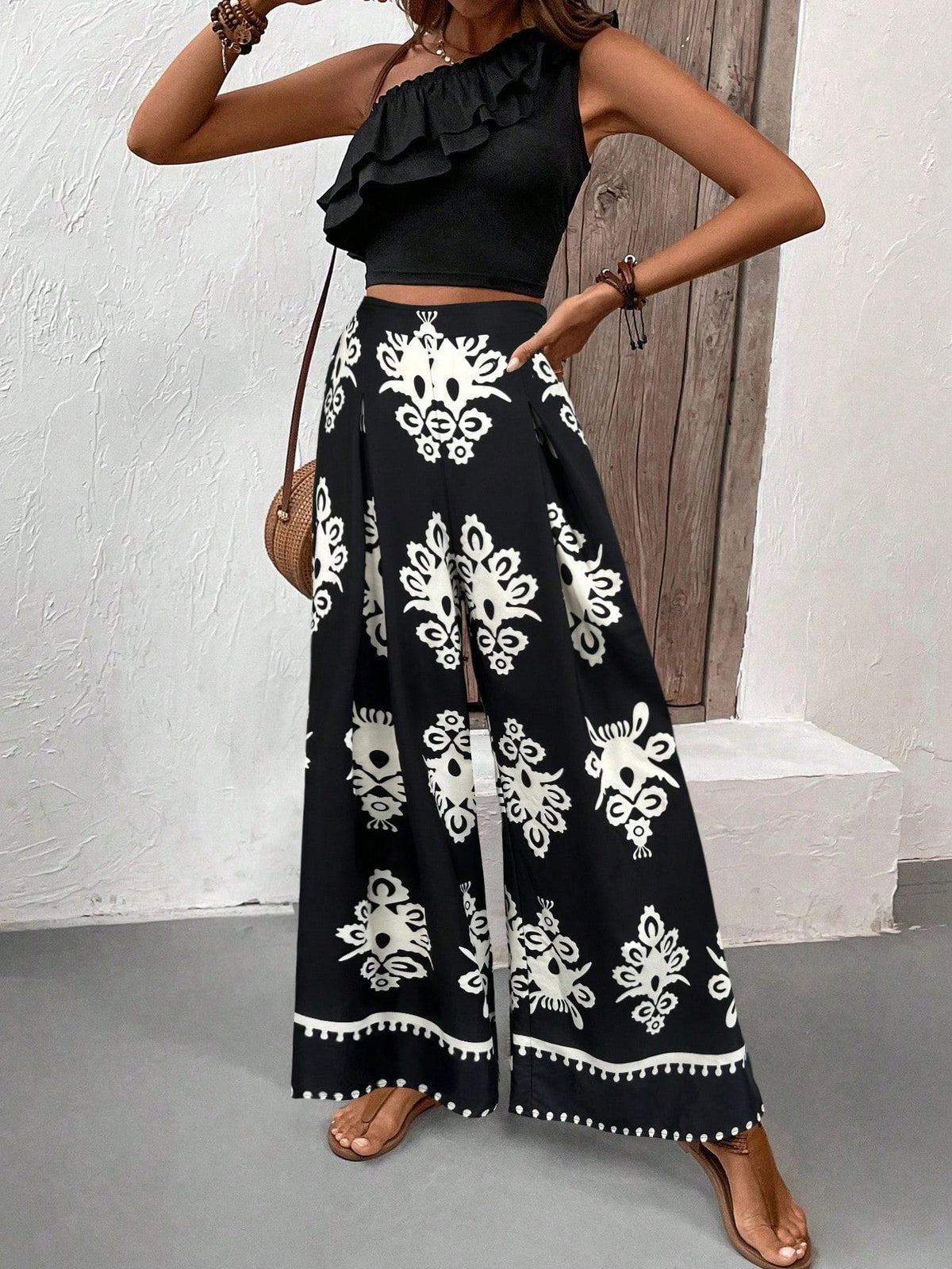 Top canotta asimmetrica con volant e spallina singola e pantaloni a gamba larga con stampa hawaiana