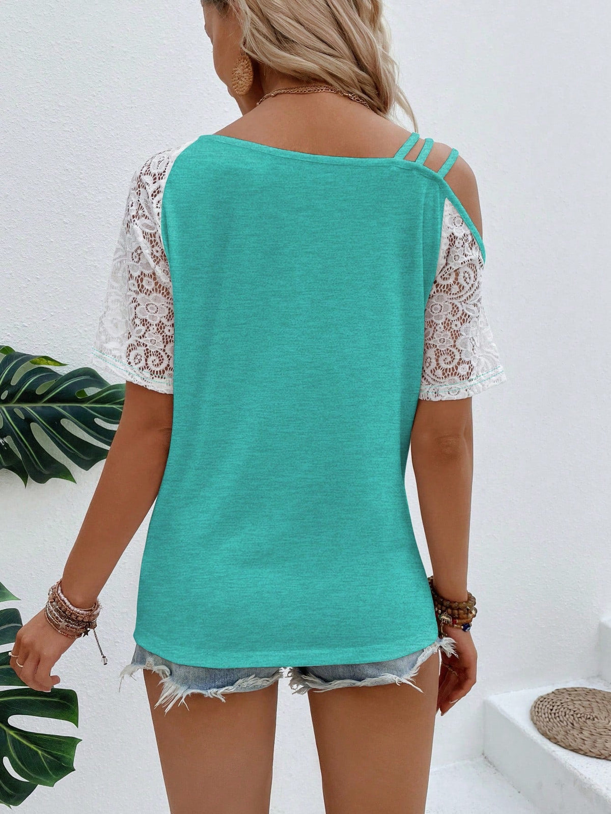 Maglietta casual da donna estiva con collo asimmetrico a blocchi di colore e manica corta in pizzo a contrasto