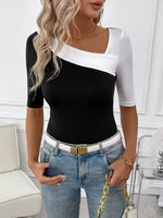 Maglietta slim fit asimmetrica da donna con collo a blocchi di colore nero e bianco