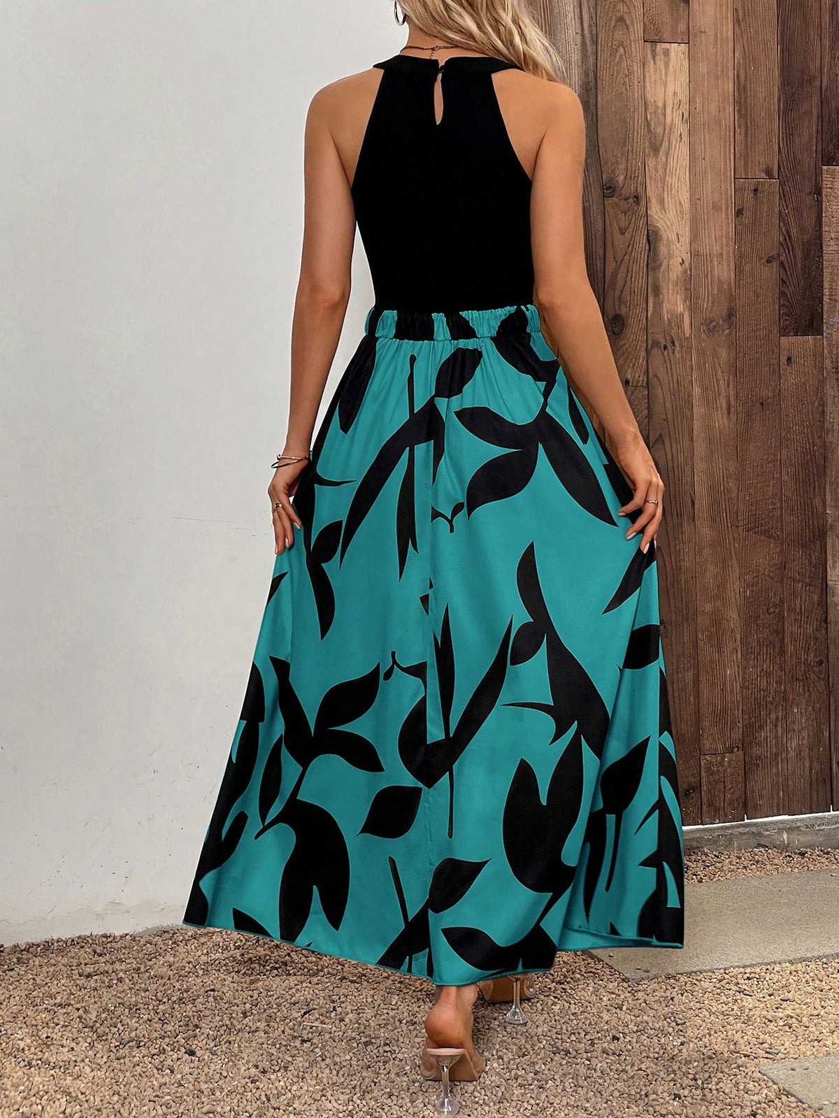 Abito estivo senza maniche con collo rotondo, stampa grafica e fori decorativi