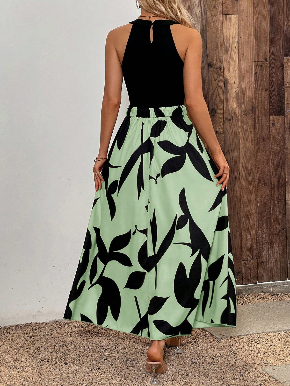 Abito estivo senza maniche con collo rotondo, stampa grafica e fori decorativi