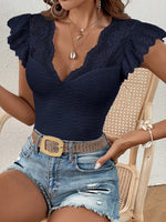 Maglietta pizzo a contrasto manica a farfalla con orlo smerlato