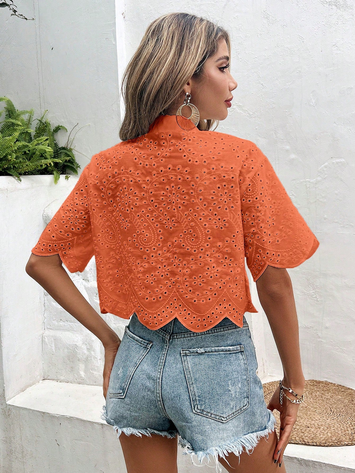 Camicia a maniche corte ricamata con bottoni frontali, semplice e traforata