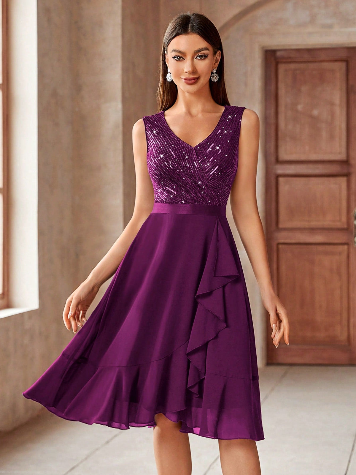 Vestito svasato da cocktail party in chiffon con inserti di paillettes e rifiniture a balze