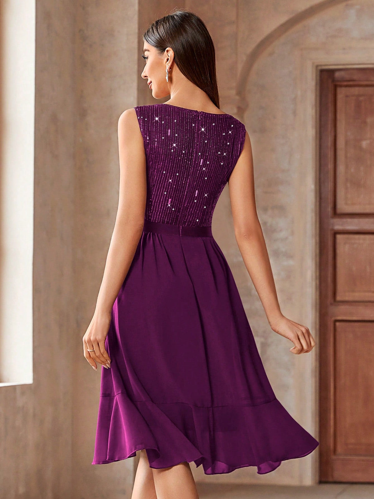 Vestito svasato da cocktail party in chiffon con inserti di paillettes e rifiniture a balze