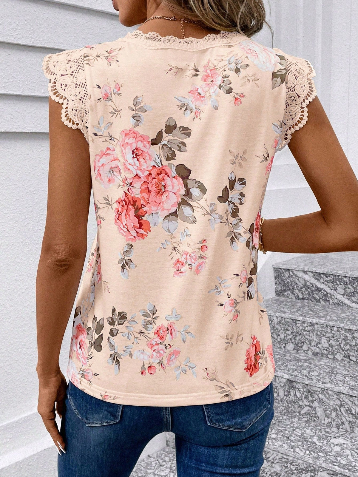 Maglietta estiva a patchwork in pizzo con stampa floreale