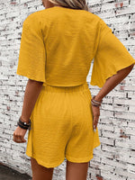 Top Con Maniche A Farfalla E Nodo Frontale, E Shorts