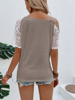 Maglietta casual da donna estiva con collo asimmetrico a blocchi di colore e manica corta in pizzo a contrasto