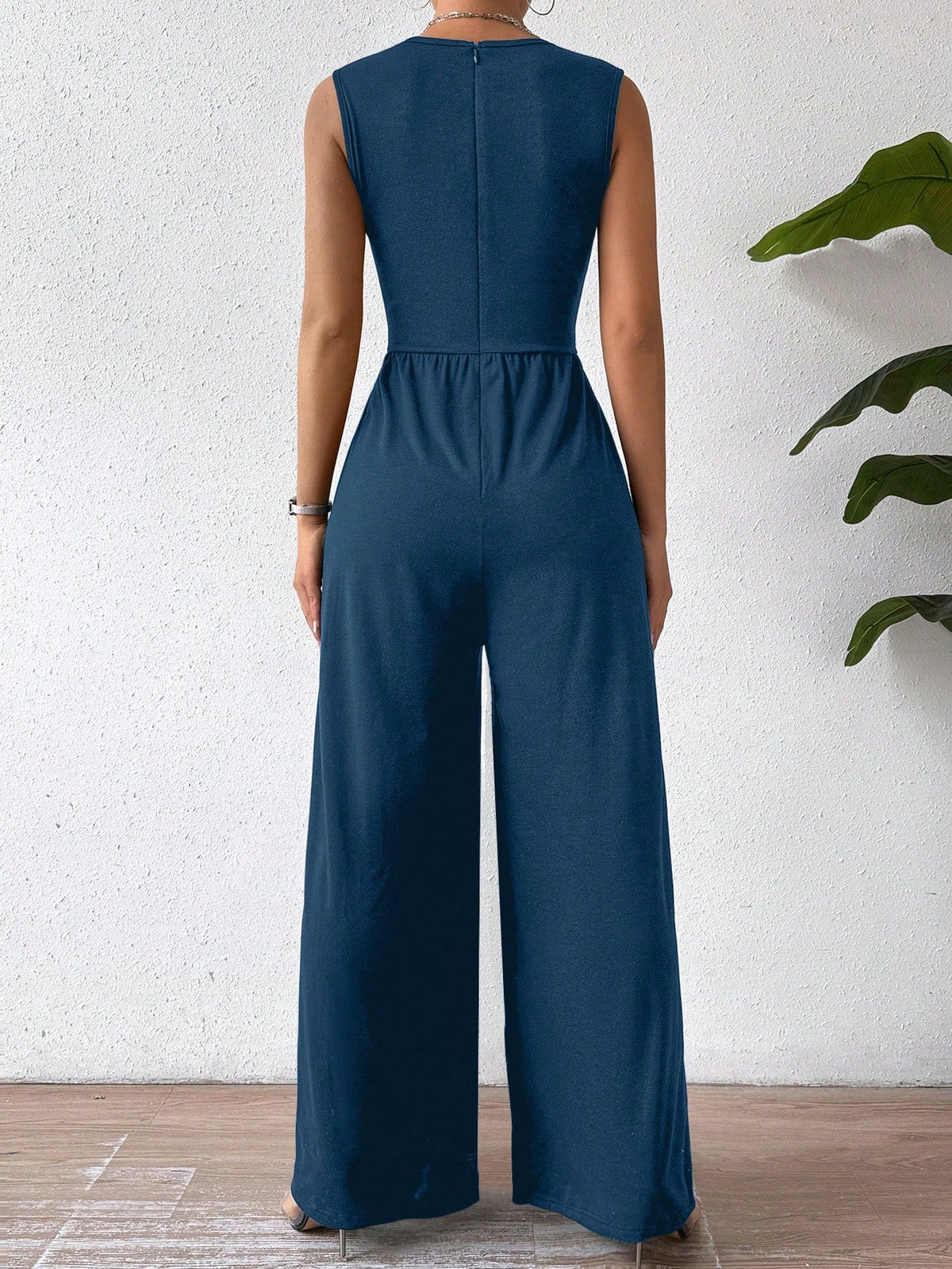 Tuta femminile senza maniche con vita incrociata elegante