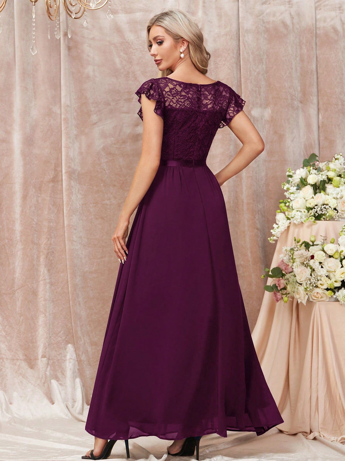 Abito da sera lungo elegante con scollo a V di pizzo, maniche a volant a balze