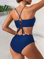 Set bikini solido con orlo a scallop per donne adatto alle vacanze estive in spiaggia