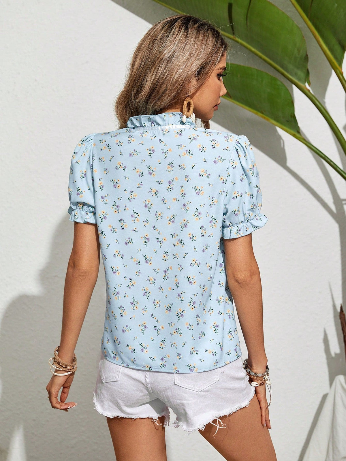 Camicetta con stampa floreale con cravatta al collo con manica a sbuffo