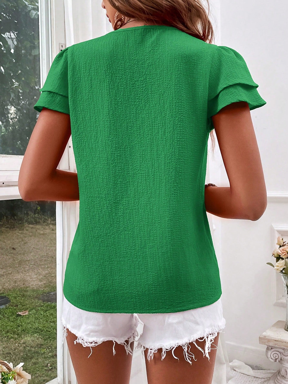 Camicia estiva da donna a maniche corte con bottoni frontali e scollo a V