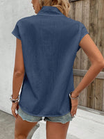 Camicia da donna a manica corta con colletto alla mandarina e bottoni diagonali per l"estate