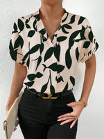 Camicia a maniche corte tinta unita con colletto alla coreana e chiusura frontale con bottoni per abbigliamento casual