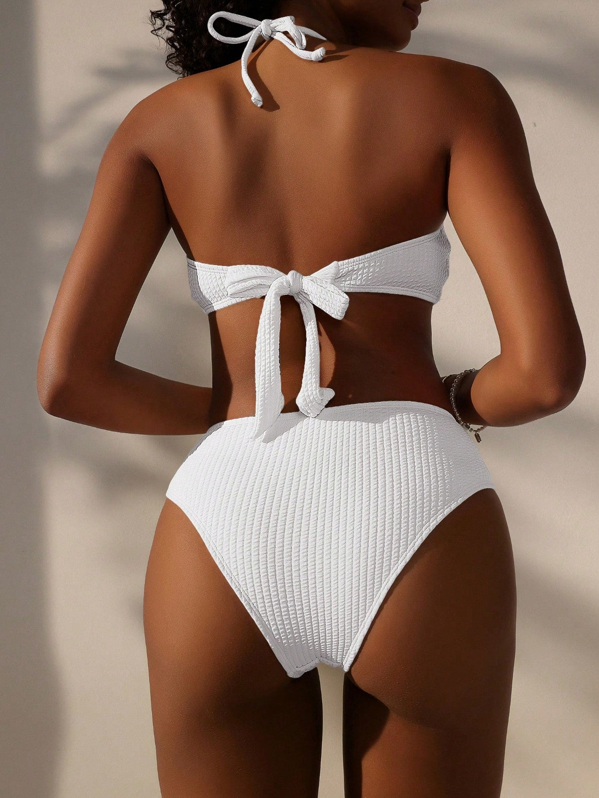 Costume Da Bagno Monocromatico Con Testo A Rilievo Per Donne In Vacanza Al Mare