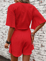 Top Con Maniche A Farfalla E Nodo Frontale, E Shorts