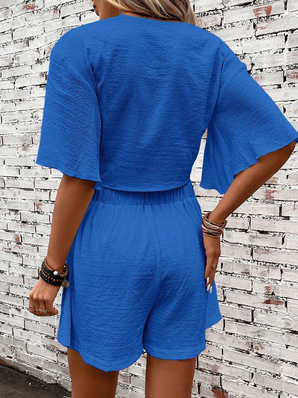 Top Con Maniche A Farfalla E Nodo Frontale, E Shorts