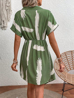 Abito incrociato con stampa pennellate con manica a pipistrello nodo laterale