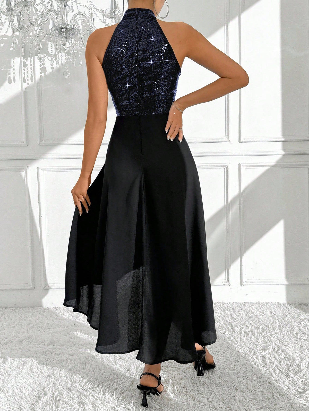 PrivŽ Abito estivo alla moda con glitter, incrocio sul collo e asimmetrico sul fondo