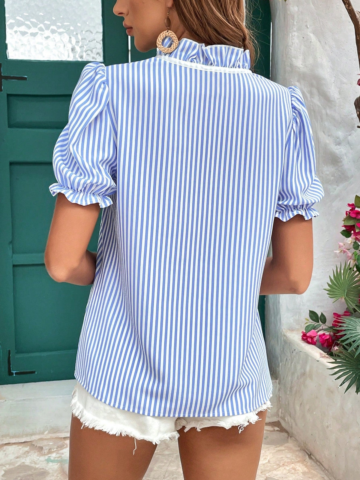 Camicetta con stampa floreale con cravatta al collo con manica a sbuffo