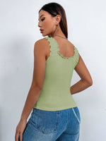 Maglietta a canotta plissettata alla moda con balze, orlo a balze e fiocco per donne