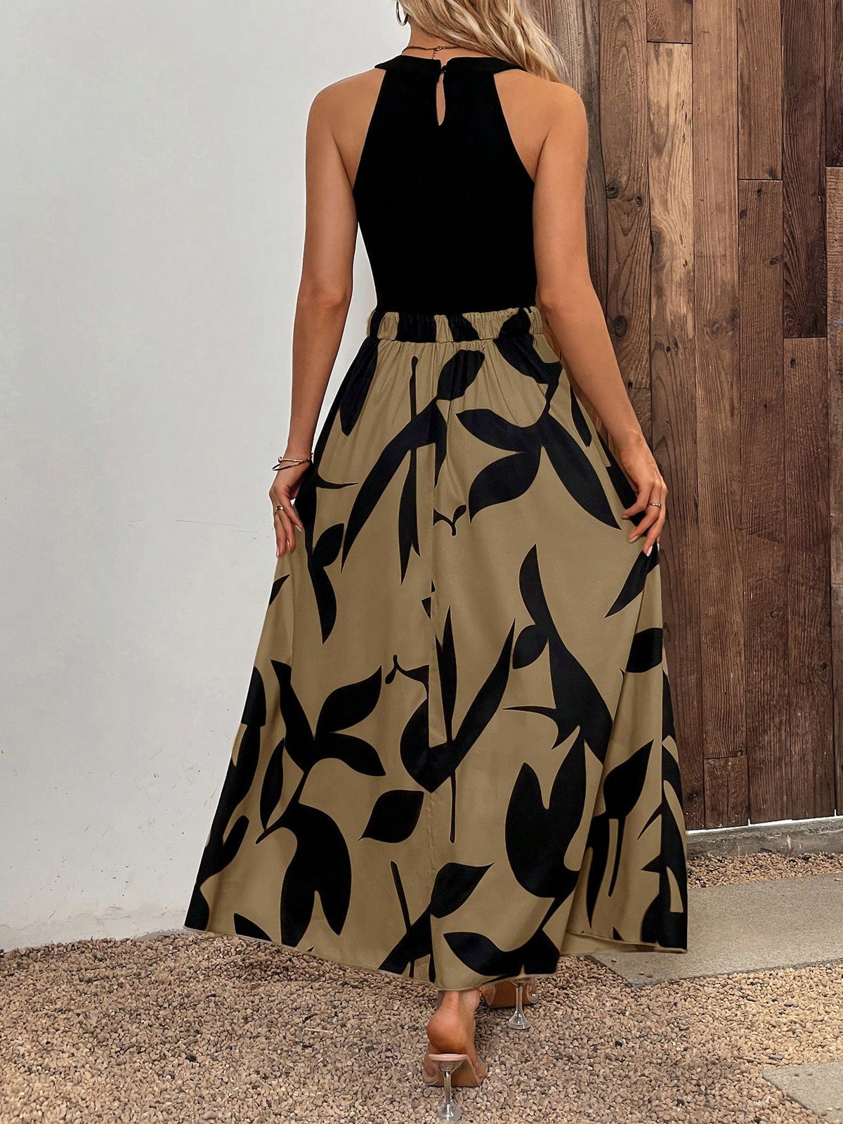 Abito estivo senza maniche con collo rotondo, stampa grafica e fori decorativi