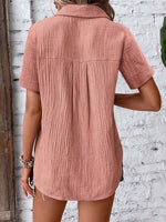 Camicia da donna con bottoni frontali, maniche corte e tessuto a trama per un look casual estivo