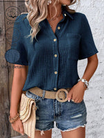 Camicia da donna con bottoni frontali, maniche corte e tessuto a trama per un look casual estivo