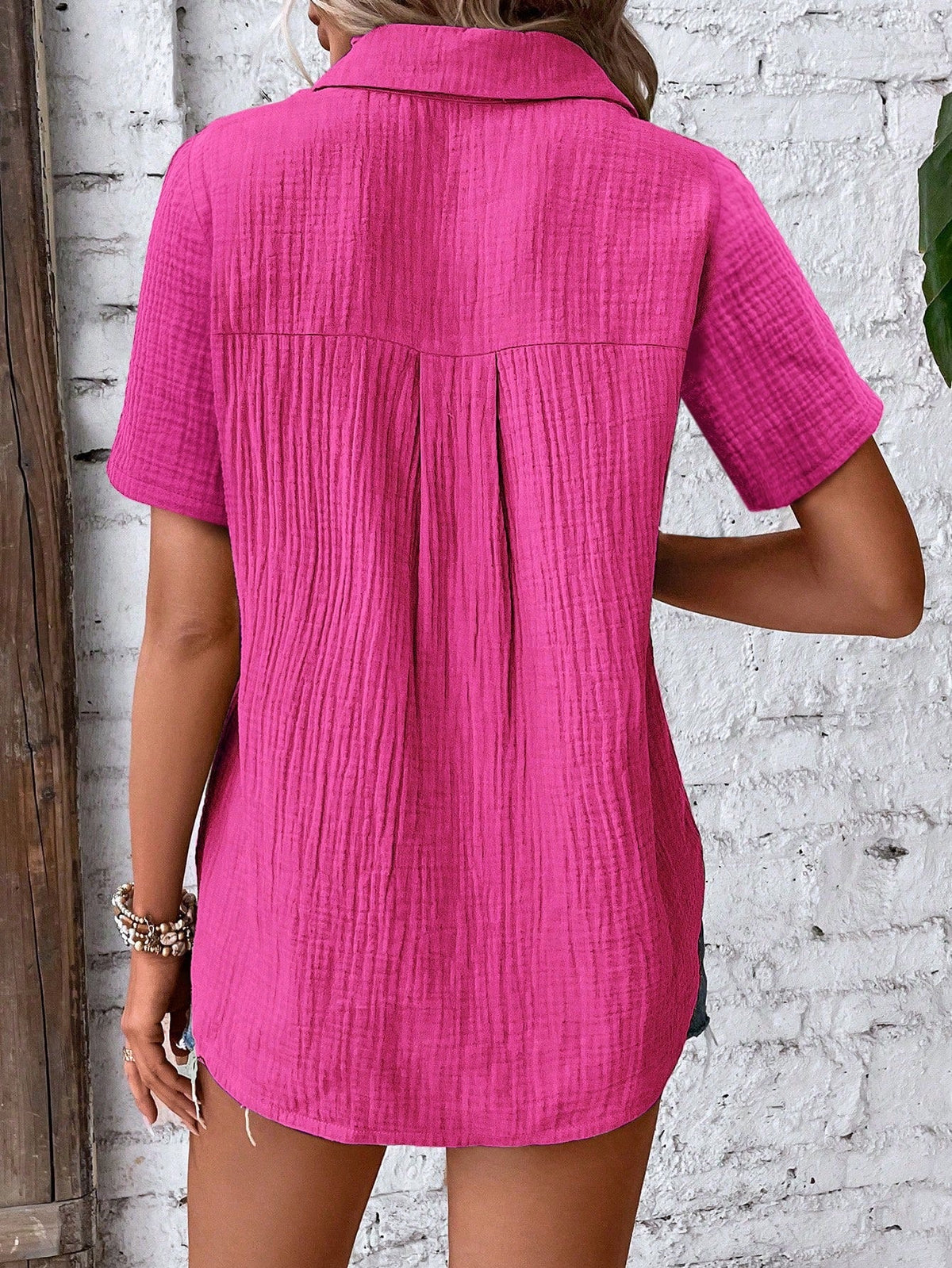 Camicia da donna con bottoni frontali, maniche corte e tessuto a trama per un look casual estivo